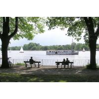 2500_P5210028 Ruhebänke im Schatten unter Bäumen am Ufer des Hamburger Sees. | Alsterschiffe - Fahrgastschiffe auf der Alster und den Hamburger Kanälen.